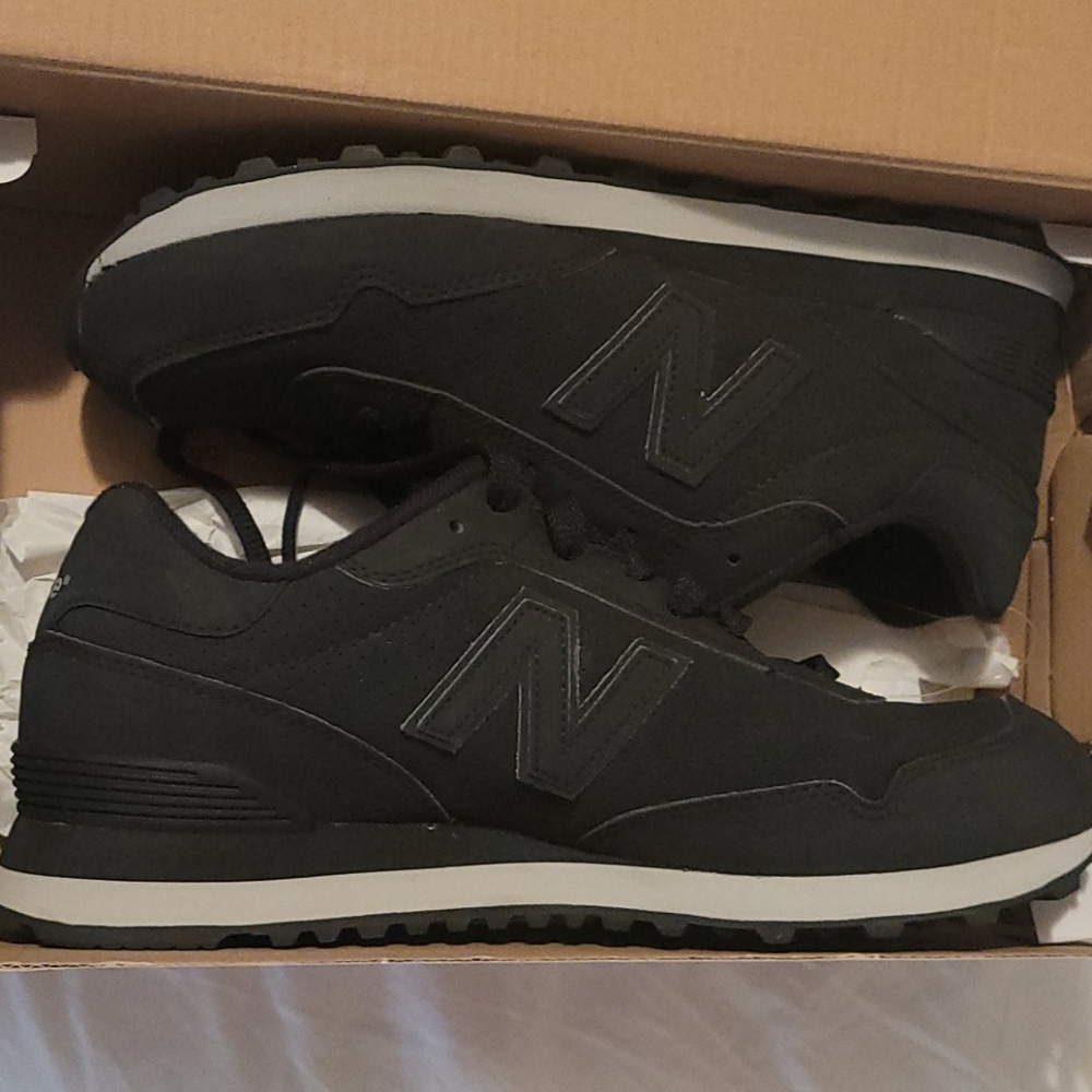 New Balance tennis shoes